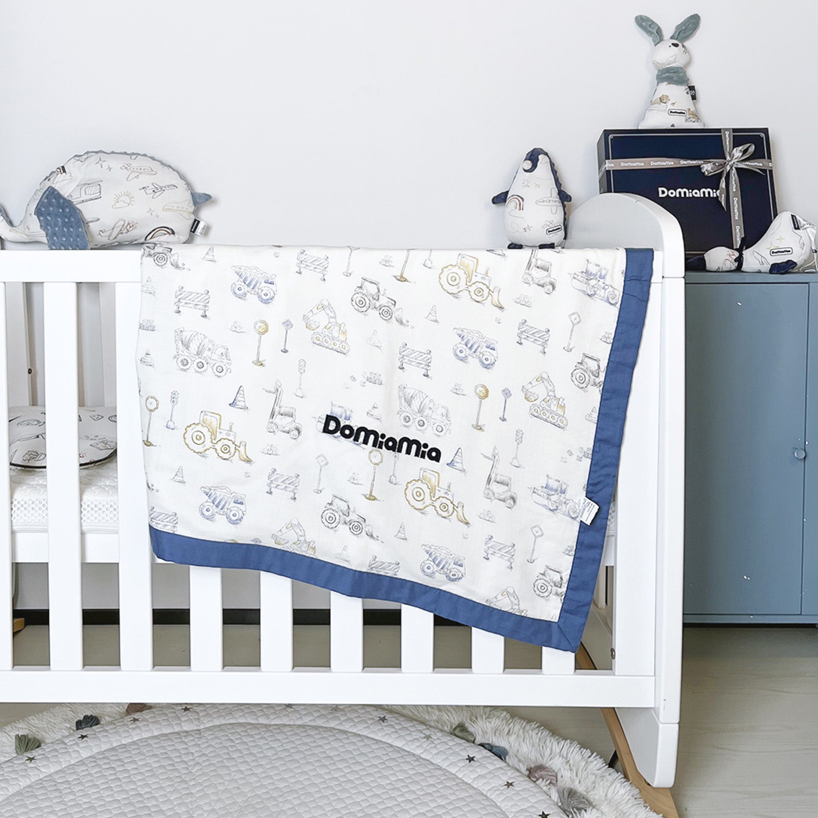 domiamia-muslin-baby-blanket-blue-crib